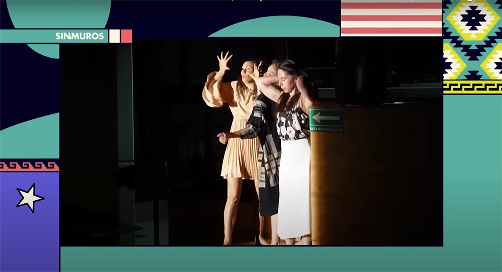Three women stand on stage during a performance of Portal at CECUT.