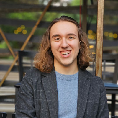 Una mujer iraní-estadounidense con cabello castaño y ojos color avellana.