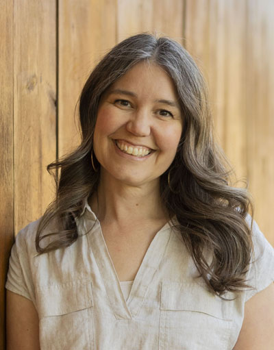 Una mujer blanca con cabello largo y oscuro. Crédito de la foto: Margaret Mower