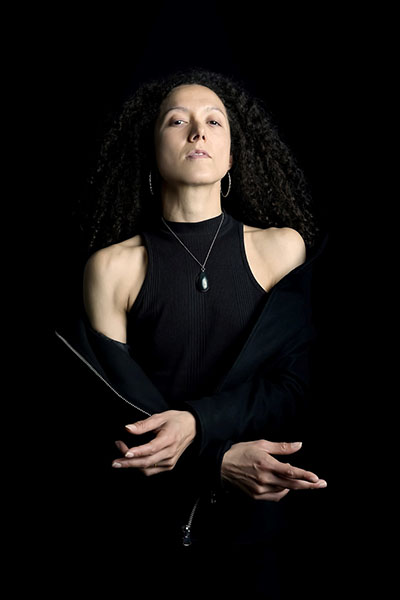 Mujer mexicana con vestido y saco negro